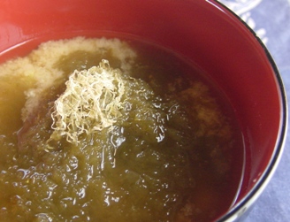 がごめ昆布入りとろろを入れたおみそ汁