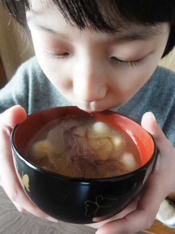 ふのり入りみそ汁を飲む娘