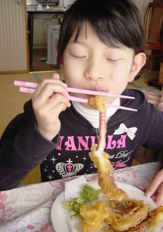 一生懸命にする天を食べる娘