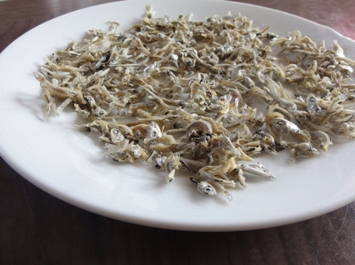 食べる煮干を平らな皿にのせて、電子レンジで約1分加熱