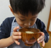 おみそ汁を飲むセガレ