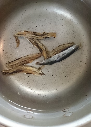 煮干の下ごしらえをして水の中へ