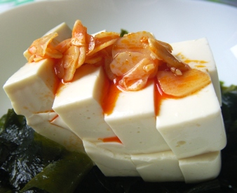 豆腐にニンニクラー油をのせて