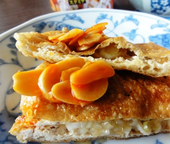 油揚げの中に長ネギのみじん切りを入れて焼きました。