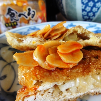 葱をみじん切りにして、油揚げにつめ、焼く。熱いうちに、食べるにんにくラー油をのせ、醤油をちょっとたらして、ハフハフしながらどうぞ〜