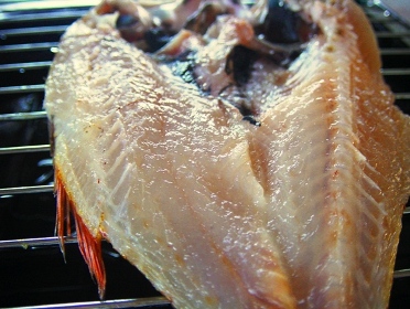これから焼かれます。ノドグロの開き