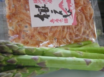 本日の主役!駿河湾産桜えびと極太アスパラ