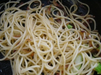 ゆだったパスタも一緒に炒め中