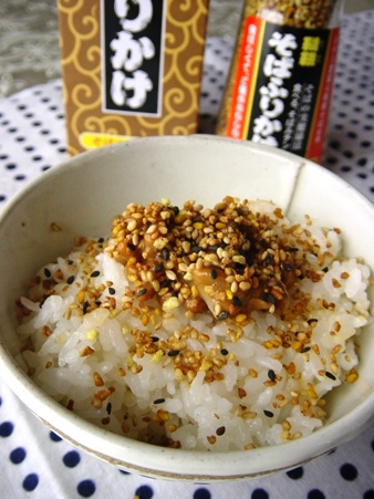 だったんそばふりかけの下には納豆!