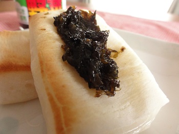 焼き餅に大海の野菜をのせて
