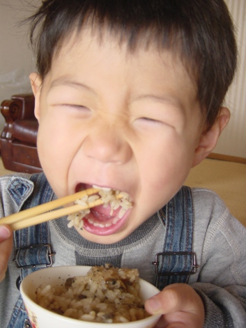食べるしじみ入り炊き込みご飯をかきこむせがれ