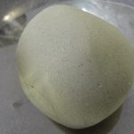 こねて丸めたそばの生地