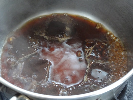 黒糖を水と鍋で煮溶かします