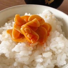 食べるニンニクラー油をホカホカご飯にのせて