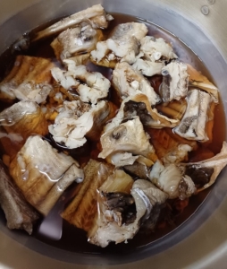 水煮が終わった棒鱈を調味液の鍋に