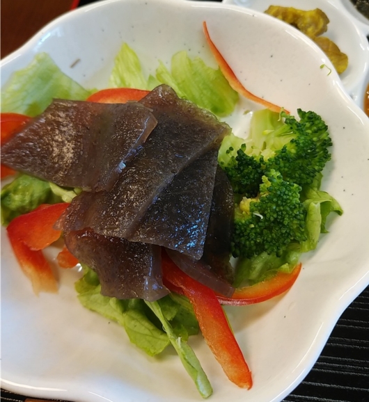 サラダにトッピングしてドレッシングで食べる。新しい食べ方