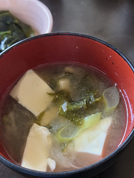 佐渡わかめ小木産を水で戻して食べやすい大きさに切り、おみそ汁に入れました