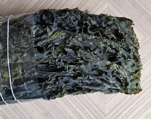 佐渡わかめ小木産を袋からだしたところ