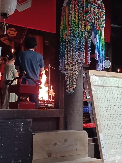 護摩焚きの煙をあび、観音様の前に行き手を合わせます
